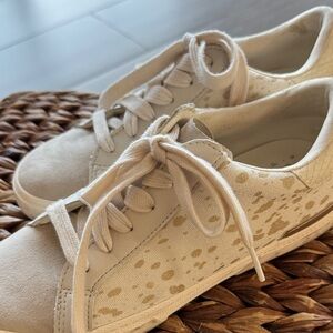 A New Day Woman’s White Lace-Up Sneakers